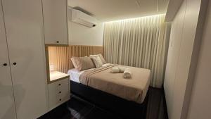 戈亚尼亚Condomínio encantador de luxo的一间小卧室,配有一张床和一个梳妆台