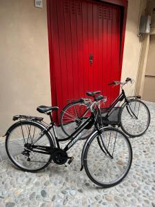 洛韦雷Casa Mirella的两辆自行车停在红门前