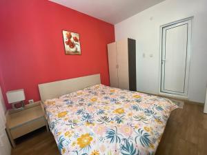 阳光海滩VIOLET GARDEN 2 Veranda Apartment的一间卧室配有一张带花卉床罩的床