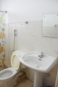 库鲁内格勒Janara Two的一间带水槽、卫生间和镜子的浴室