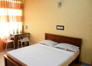 库鲁内格勒Janara Two的一间卧室配有一张床、一张书桌和一个窗户。
