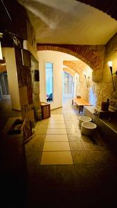 巴特尚道尔布格里赫特酒店的石头建筑中带两个卫生间的房间