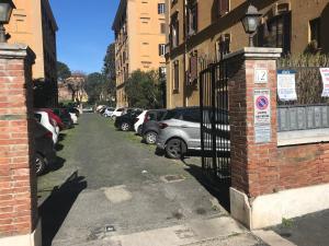 罗马Eternal City Apartment的一条有汽车停在大楼旁边的街道