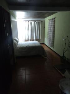 图努扬Casa Martín的一间卧室设有一张床和一个窗口