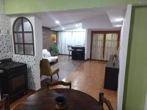 图努扬Casa Martín的厨房、带桌子的客厅和客厅