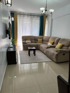 KerichoComfortplace 2 bedroom的客厅配有沙发和桌子