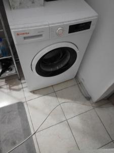 GiurgiuCasa Mocanu的厨房配有带卫生间的白色洗衣机