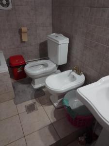 GiurgiuCasa Mocanu的一间带卫生间和水槽的浴室