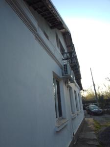 GiurgiuCasa Mocanu的白色的建筑,旁边设有阳台
