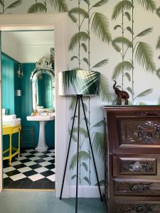 班戈北爱尔兰卡恩湾旅舍的浴室的墙上挂着棕榈树壁画