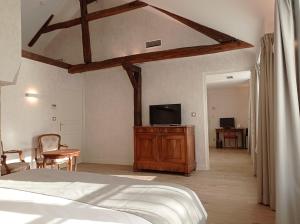 阿宰勒里多帝王大酒店的一间卧室配有一张床和一台平面电视
