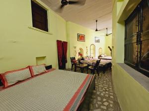 本迪Haveli Gulabram Ji, Bundi的一间卧室配有两张床和一张桌子及椅子