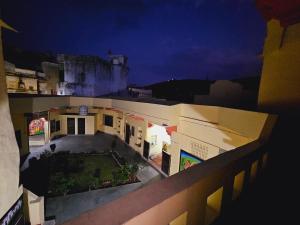 本迪Haveli Gulabram Ji, Bundi的晚间从阳台可欣赏到建筑的景色