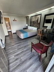 波特兰Executive Lodge的配有一张床和一张书桌的酒店客房