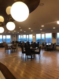 萨姆松SİMİSSO HOTEL的用餐室设有桌椅和窗户。