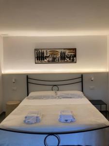 里奥马哲雷Rio Rest Apartments的一间卧室配有一张床,上面有两条毛巾