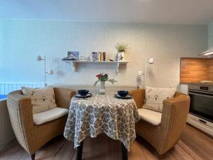 萨斯尼茨Sonnige Souterrain-Ferienwohnung的客厅配有桌子和两把椅子