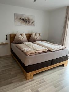 施奥弗灵Apartment 1 Gäste的一张木架床
