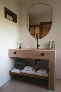 伊维萨镇Can Arabí的一间带水槽和镜子的浴室