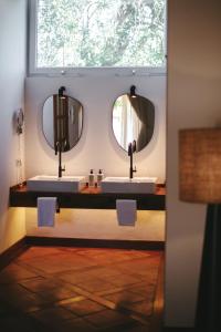 伊维萨镇Can Arabí的浴室设有2个水槽和2面镜子