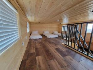 瓦莱036 Tiny Home nr Grand Canyon South Rim Sleeps 8的木屋内带两张床的房间