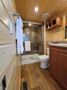 瓦莱036 Tiny Home nr Grand Canyon South Rim Sleeps 8的浴室配有卫生间、淋浴和盥洗盆。