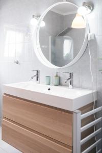 阿托吉亚达巴莱亚Kirana House的浴室设有白色水槽和镜子