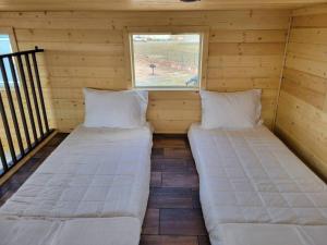 瓦莱037 Tiny Home nr Grand Canyon South Rim Sleeps 8的小型客房 - 带2张床和窗户