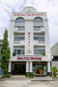 Dĩ AnHoa Cúc Phương Hotel Dĩ An - Bình Dương的带有印制黑浓咖啡标志的建筑