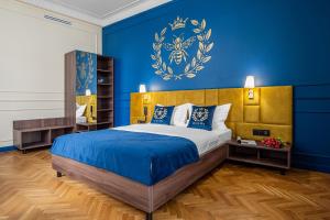 基辅Queen Bee的一间拥有蓝色墙壁和一张大床的卧室
