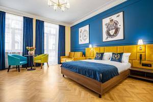 基辅Queen Bee的一间卧室设有一张特大号床和蓝色的墙壁