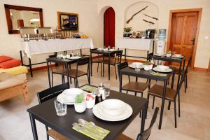 沙拉Rosehill B&B的一间设有黑色桌椅的餐厅和一间厨房