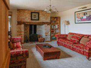 PentneyFarmhouse - Ukc6630的客厅设有红色的沙发和壁炉