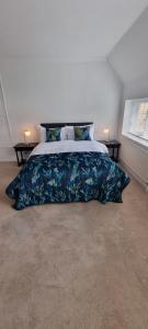伍德斯托克Yew Tree House的一间卧室配有一张带蓝色毯子的大床