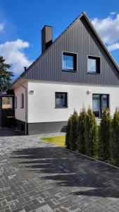 EllerdorfFerienwohnung 2 - "Ferienhaus Seibert"的白色的房子,有黑色的屋顶和车道