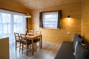 科希切日纳Domki Szarlota - atrakcje dla rodzin na Kaszubach的木制客房配有木桌和椅子