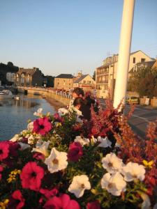 HillionMaison presqu'île Hillion centre bourg et proche de la Mer的站在一束鲜花旁边的女人