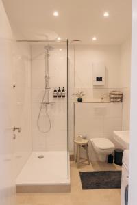 波鸿FeelsLikeHome - Traumhafte zentrumsnahe Wohnung mit Balkon&Parkplatz的带淋浴和卫生间的白色浴室