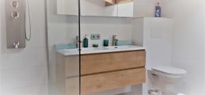 尼德恩西尔AlpinResort DerBacherhof的浴室配有卫生间、盥洗盆和淋浴。