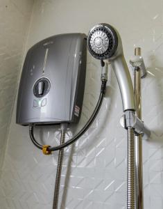 Santa MariaLife In Sta. Maria的浴室内配有淋浴头和吹风机
