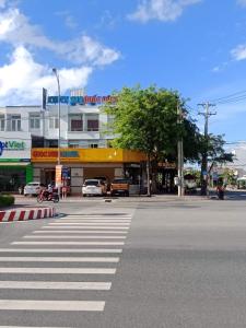 迪石国东酒店的一条城市街道,在建筑前有人行道