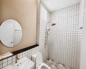 呵叻First pool villa พลูวิลล่าโคราช的一间带卫生间、水槽和镜子的浴室