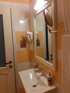 爱尔巴桑古利酒店的一间带水槽和镜子的浴室