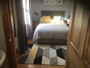 敦贝格Dromelihy House Stud的一间卧室配有一张带 ⁇ 格地毯的床