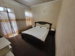 撒马尔罕Hotel Motrid的一间小卧室,卧室内配有一张床铺