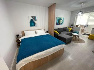 斯科普里Urban 1 - Apartment for modern nomads的一间卧室配有一张大床和一张沙发