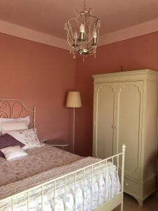 拉瓦利德维亚尼亚Masia Quelet的一间卧室配有一张床和一个吊灯
