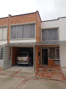 派帕Comoda casa para descansar en Paipa & excelente ubicacion的停放在房子车库的汽车