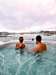 BøRingstad Resort的两人坐在按摩浴缸里