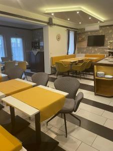 比克帕缇希亚佩泽欧酒店的一间带桌椅和电视的用餐室